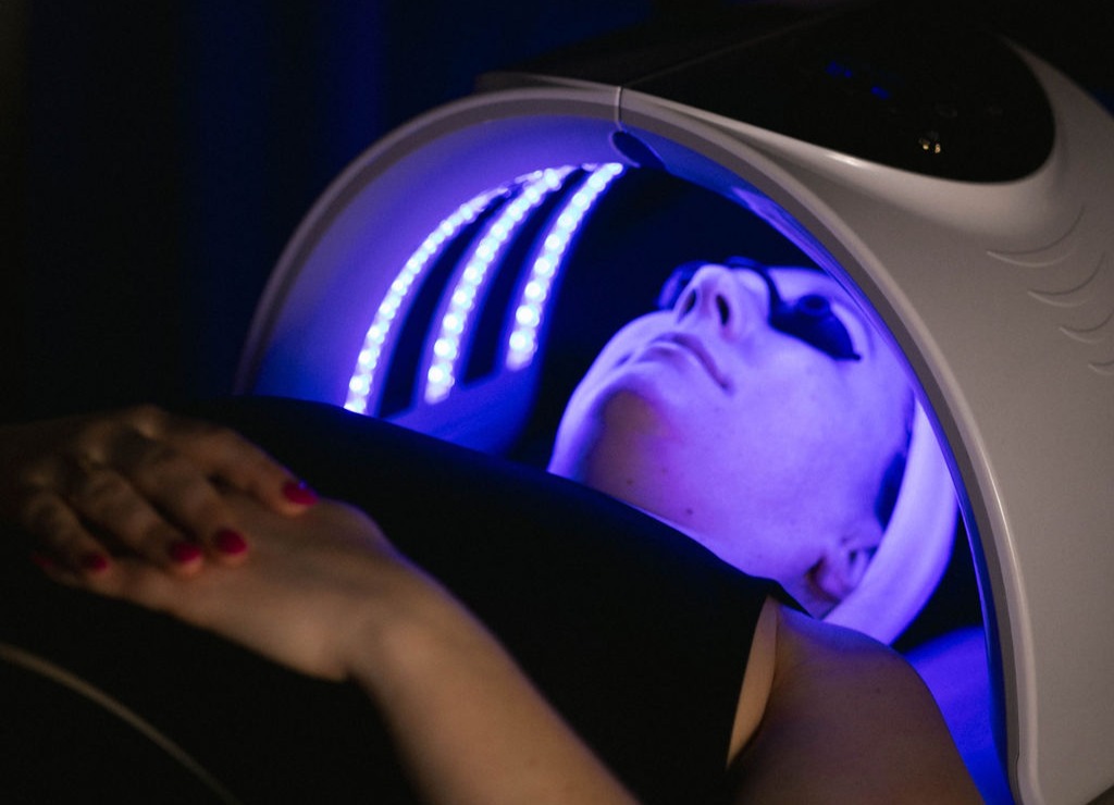 Face Foundrie offers blue light for acne, as well as red light treatments