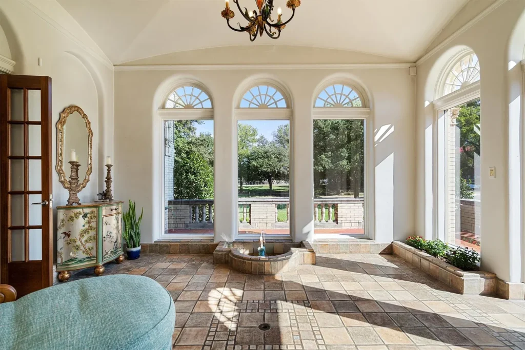 1001 Elizabeth Boulevard - The sunny conservatory