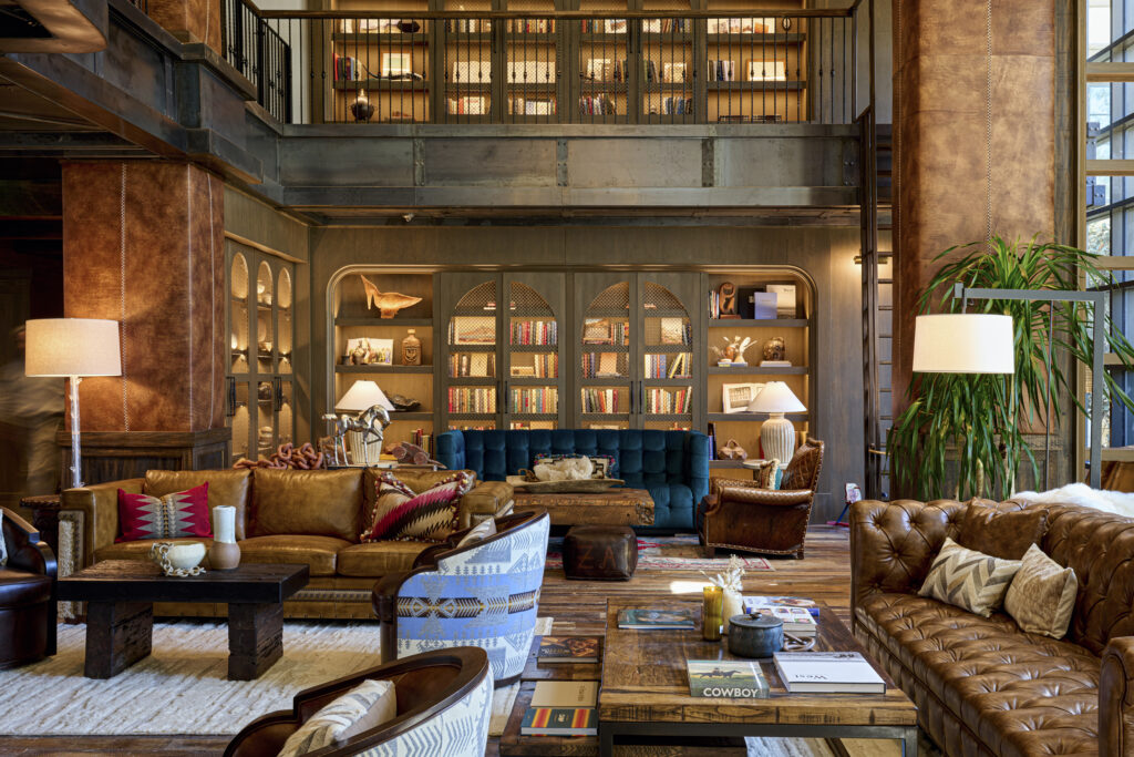 Hotel Drover - Lobby and library with a view to the The Backyard